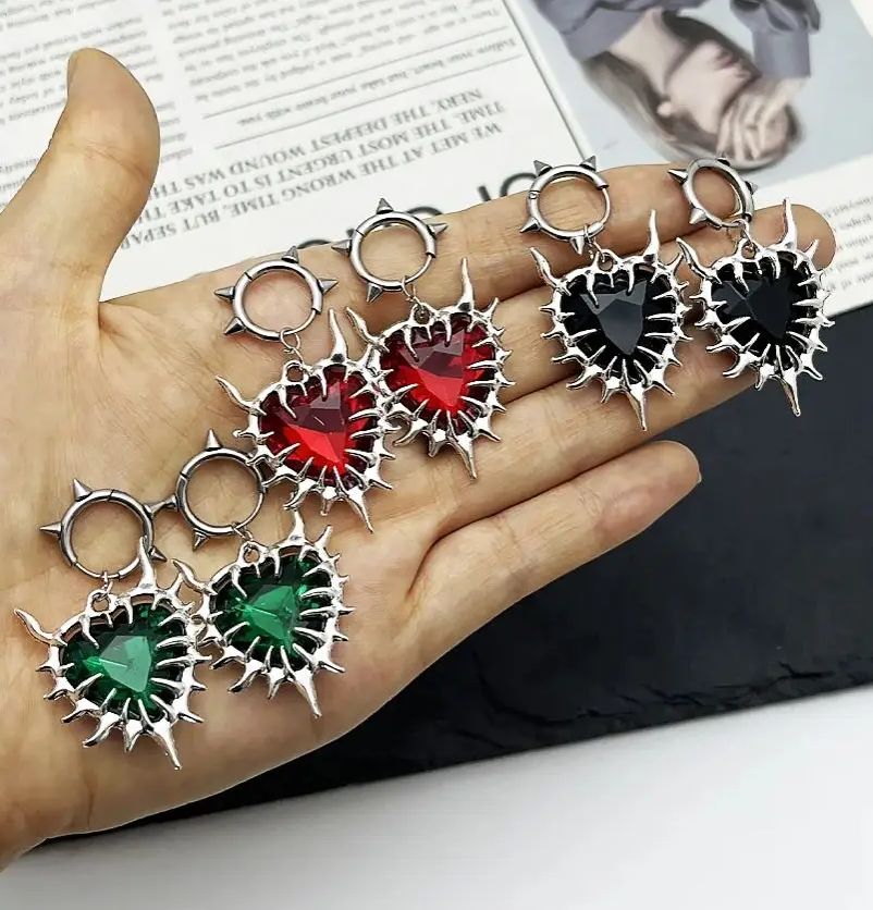 Women'S Fashion Edgy - ต่างหูรูปหัวใจแบบหนามแหลมสีแดงสไตล์โกธิค 1 คู่ สำหรับผู้หญิง สีเงิน ต่างหูห้อยระย้ารูปหัวใจแบบหนามแหลม