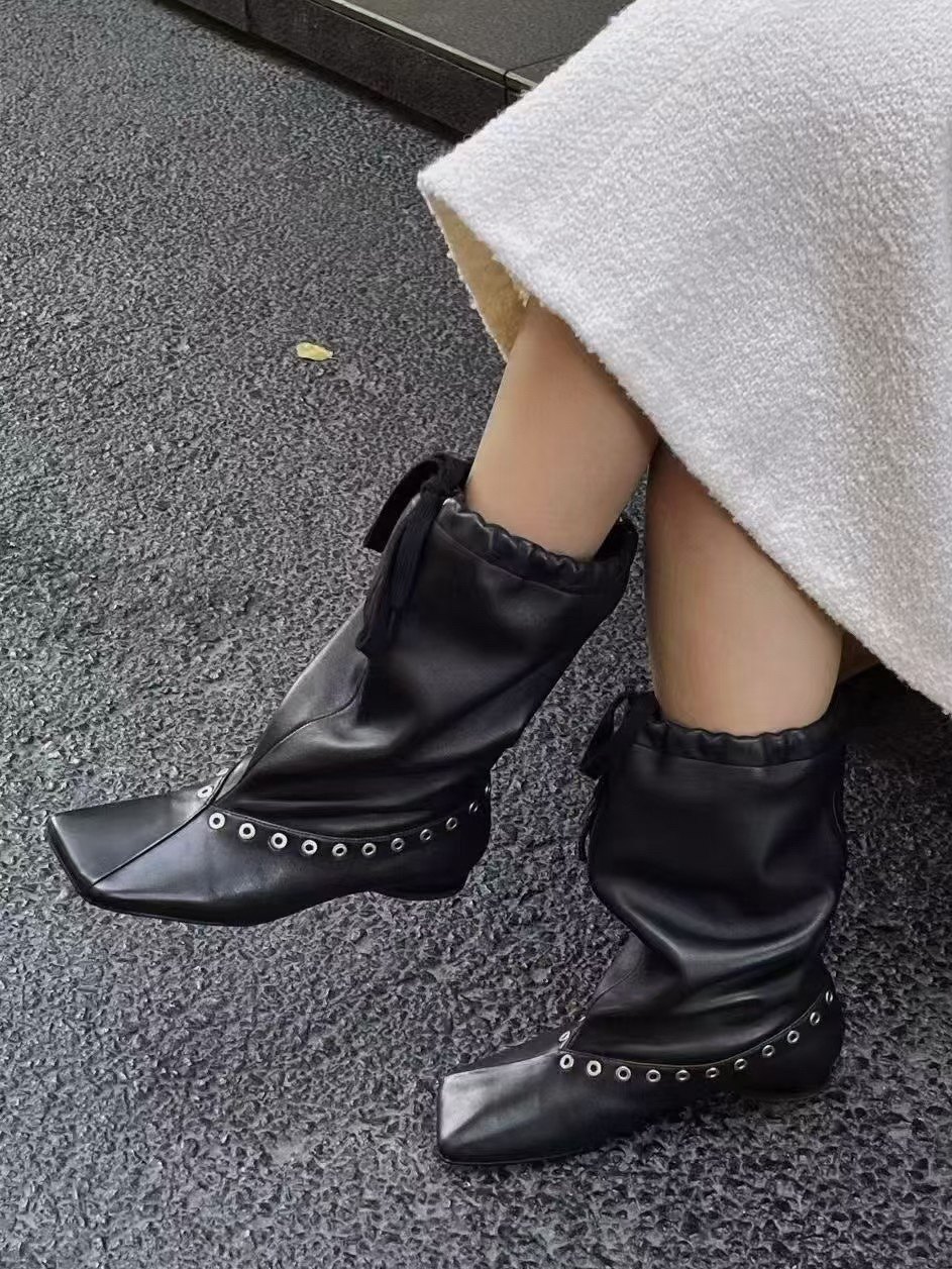 Women'S Fashion Edgy - รองเท้าบูทข้อเท้าหนังทรงหลวมสำหรับผู้หญิง ตกแต่งด้วยหมุด พื้นรองเท้าแบบแบน สไตล์มินิมอลสุดเท่ สำหรับใส่ในชีวิตประจำวันและออกงานแฟชั่น