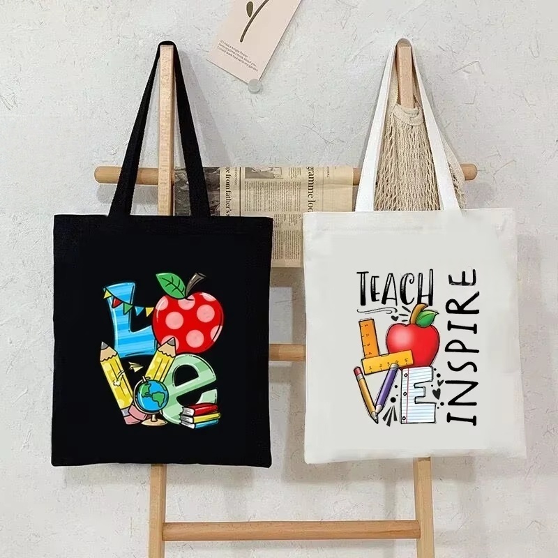 Canvas Tote Bag - กระเป๋าสะพายไหล่ผ้าแคนวาสสำหรับผู้หญิง พิมพ์ลาย Teach Love Inspire พร้อมลายกราฟิกแอปเปิ้ล