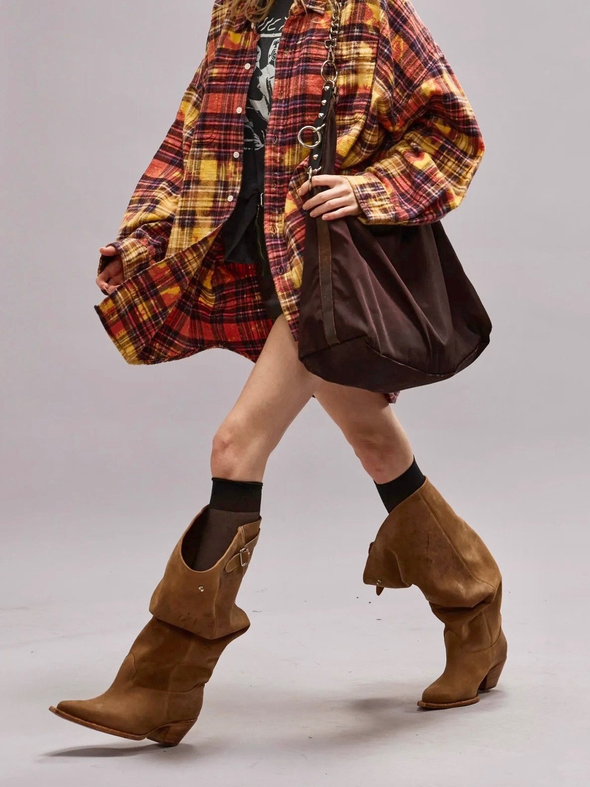Women'S Fashion Edgy - รองเท้าบูทสไตล์ตะวันตกทรงหลวมสำหรับผู้หญิง ตกแต่งด้วยโซ่สีเงิน ส้นเตี้ย สไตล์เรโทรสุดเท่ เหมาะสำหรับลุคสตรีทแวร์หรือการออกงานที่ทันสมัย