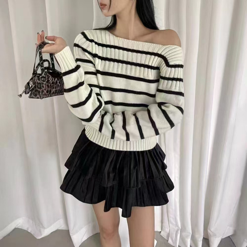 เสื้อไหมพรมคอวีลายทางสีสันสดใส - Women'S Fashion Trends Fall 2025 บทวิจารณ์และราคา